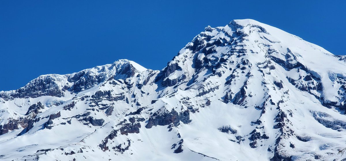 lesview's tweet image. Nice day on Rainier. Taken from Rampart Ridge. #mtrainier #nps