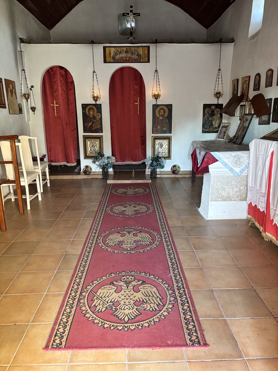 JanNewell6's tweet image. A beautiful church in rural mainland Greece. Open every day for people to come and pray and light candles for their loved ones.
