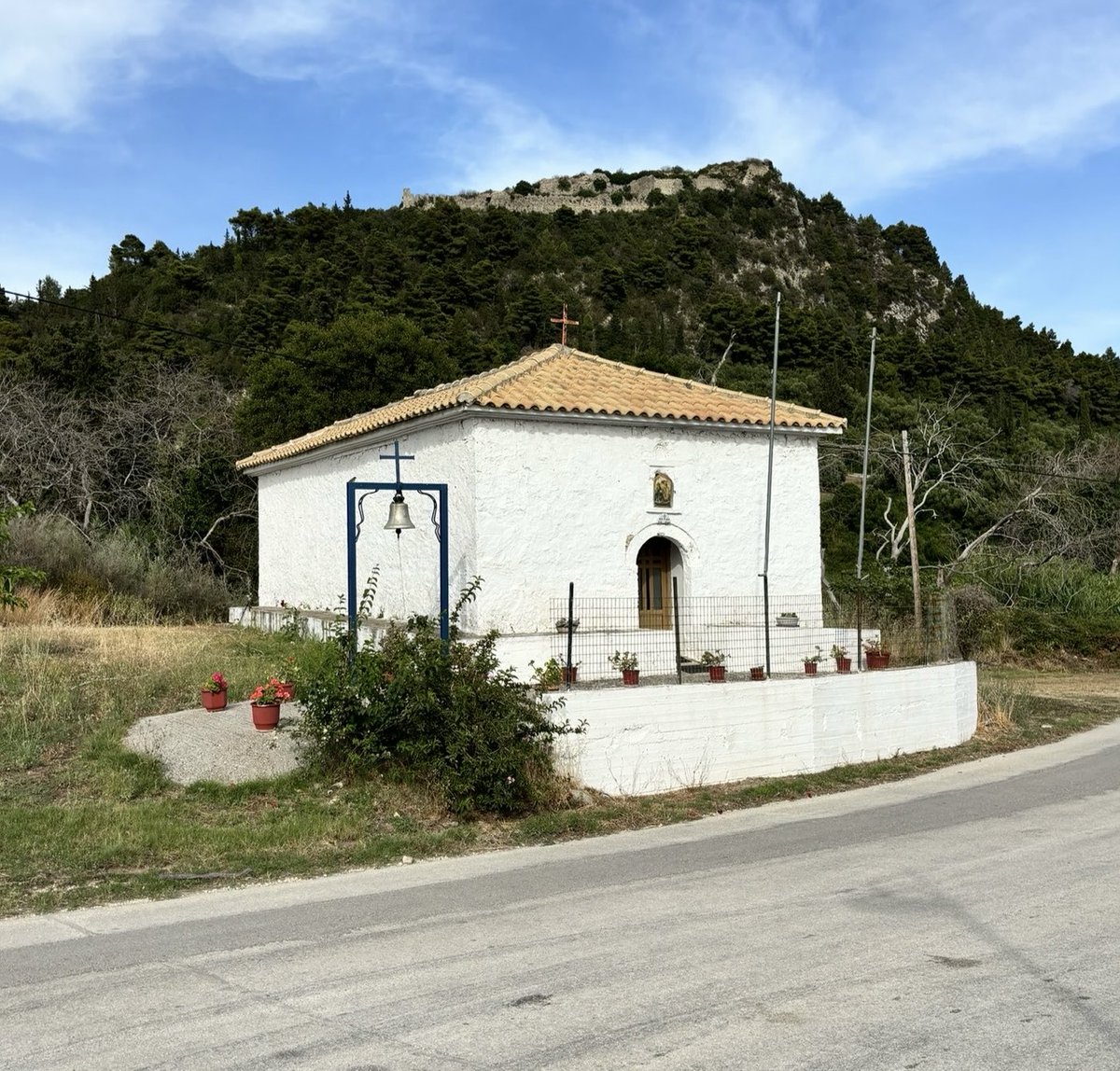 JanNewell6's tweet image. A beautiful church in rural mainland Greece. Open every day for people to come and pray and light candles for their loved ones.