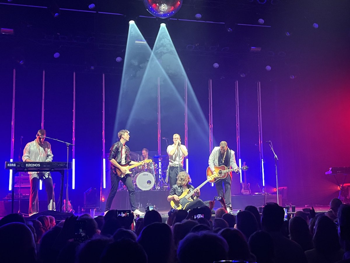 Boskapt's tweet image. Wat een feestje #BeeGeesForever in ⁦@TiVre_Utrecht⁩ Waanzinnig Het enthousiasme spat eraf!! 🪩🎉