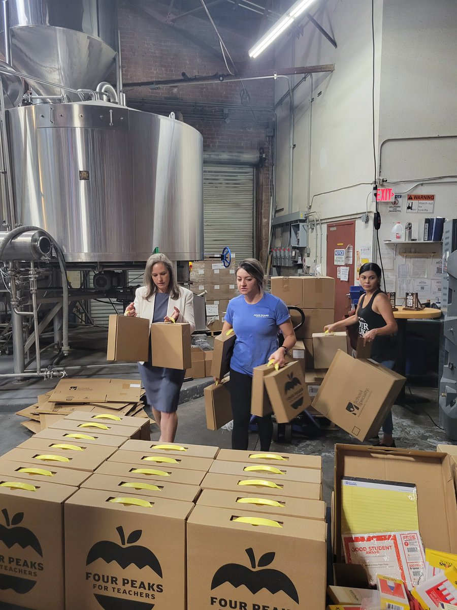 ShawnnaLMBolick's tweet image. It was a pleasure to be invited by @fourpeaksbrew to pass out school supply kits to our state’s teachers for the upcoming school year. I joined AZ Rep. @MatthewGress in this endeavor. 🙌🏻

Four Peaks For Teachers has supported thousands of teachers in Arizona, Nevada, Utah, &amp;amp; New…