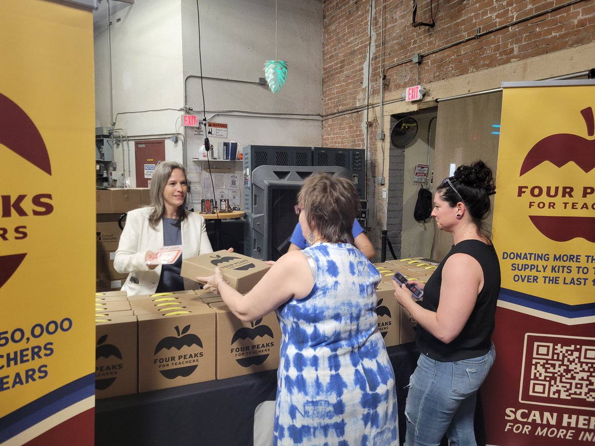 ShawnnaLMBolick's tweet image. It was a pleasure to be invited by @fourpeaksbrew to pass out school supply kits to our state’s teachers for the upcoming school year. I joined AZ Rep. @MatthewGress in this endeavor. 🙌🏻

Four Peaks For Teachers has supported thousands of teachers in Arizona, Nevada, Utah, &amp;amp; New…