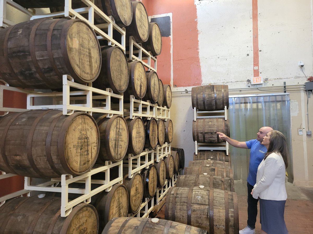 ShawnnaLMBolick's tweet image. It was a pleasure to be invited by @fourpeaksbrew to pass out school supply kits to our state’s teachers for the upcoming school year. I joined AZ Rep. @MatthewGress in this endeavor. 🙌🏻

Four Peaks For Teachers has supported thousands of teachers in Arizona, Nevada, Utah, &amp;amp; New…