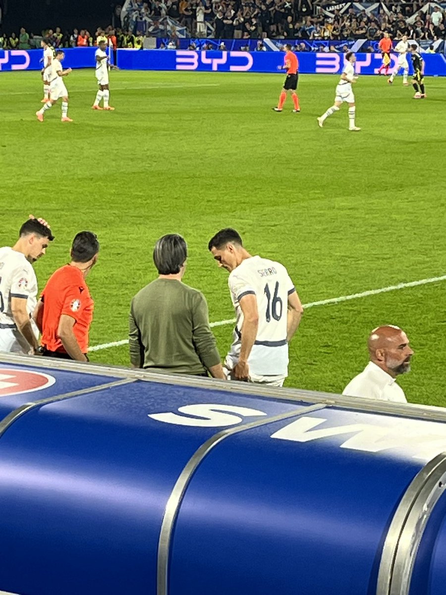 HSionis's tweet image. Bon match nul pour la Suisse face une Ecosse qui l’a bougée. Encore une entrée intéressante de Vincent Sierro, capitaine du @ToulouseFC, devant ses supporters. Grosse ambiance dans les tribunes. #SCOSUI #EURo2024