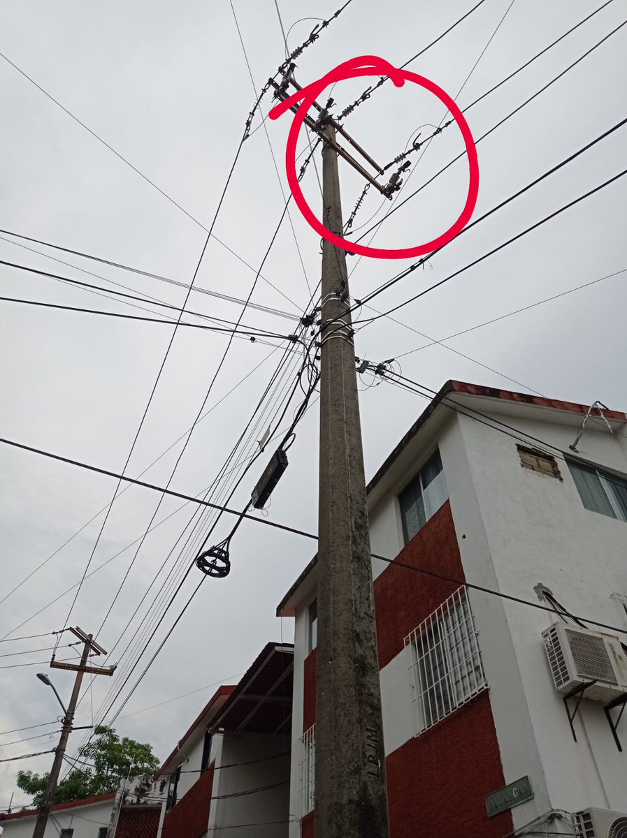 ALDASOROB's tweet photo. Hable hoy 19 de junio hablé a C.F.E  071 reportando que en la Caseta de vigilancia # 1 y la calle Balancán  no hay luz desde ayer a las 3 de la tarde, ya son 24 horas sin servicio,  di el número de servicio de la caseta # 1, me dieron el reporte  K1706406971, muchas gracias. https://t.co/6ZfCWtDhNt