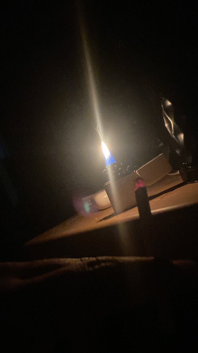 Mumumuz yoktu bizde zippomuzu çaktık geceyi aydınlatsın birde sigaramızı yaksın diye