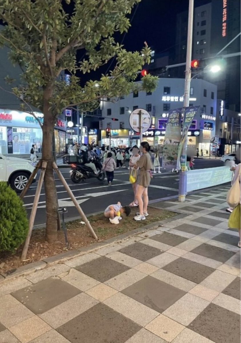 dabowagaga's tweet photo. 正常人類帶著狗去散步時，狗狗拉屎了，主人還會用塑膠袋把便便裝出來。

而中國人帶幼仔到國外當街亂拉屎是不會撿起來的唷☺️

韓媒紛紛報導中國遊客在濟州島的脫序行為。例如當街拉屎、闖紅燈⋯⋯ https://t.co/jqJOZxSU6D