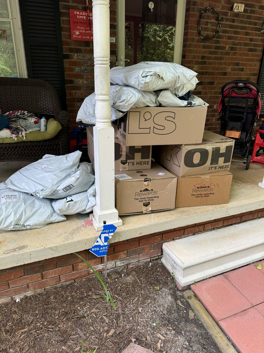 Day 18! 
This kohls pile is getting insane!📦
The grind is real! 🤑
I need a babysitter!
<a href="/WesleySnipesFBA/">WesleySnipesFBA</a> <a href="/jadesnipesamz/">Jade</a> <a href="/SmartSourceFBA/">Daniel Vela</a> <a href="/fab_zay/">fba.zay</a> <a href="/flips4miles/">Miles</a> <a href="/fieldsofprofit/">FieldsOfProfit</a>