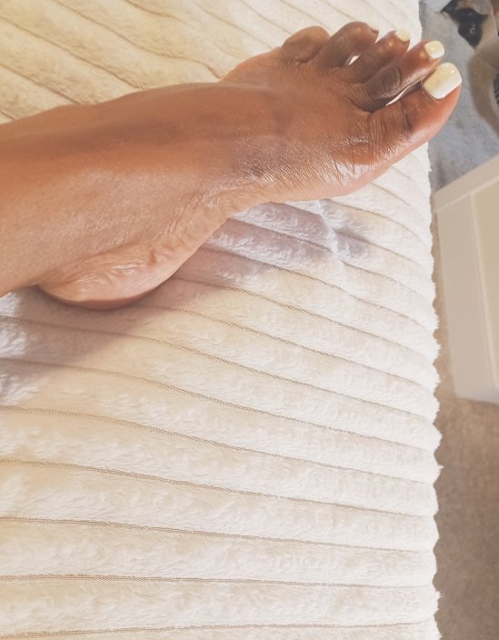 nicolefaces1's tweet photo. I need a foot rub stat please....long day tired toes ....awww
#prettysolesandtoes
#footrubs #prettyfeet
#massages
#milfa #workingwoman 
#brownskingirls
#lousianawoman 
😴💆‍♂️♥️❤️😍💕✨️😊💗😋 https://t.co/364ve1cQ0c