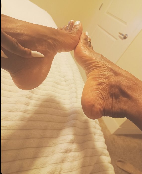nicolefaces1's tweet photo. I need a foot rub stat please....long day tired toes ....awww
#prettysolesandtoes
#footrubs #prettyfeet
#massages
#milfa #workingwoman 
#brownskingirls
#lousianawoman 
😴💆‍♂️♥️❤️😍💕✨️😊💗😋 https://t.co/364ve1cQ0c