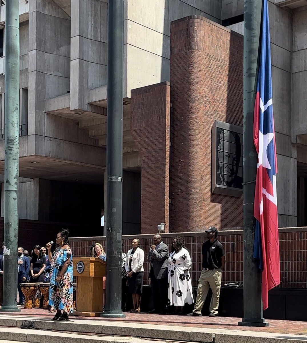RealBillRussell's tweet image. It was wonderful to celebrate #Juneteenth at City Hall just feet away from Bills Statue. Today, we honor the strength and resilience of those who fought for justice & equality. Let's continue to work together for a brighter, more inclusive future. #FreedomDay