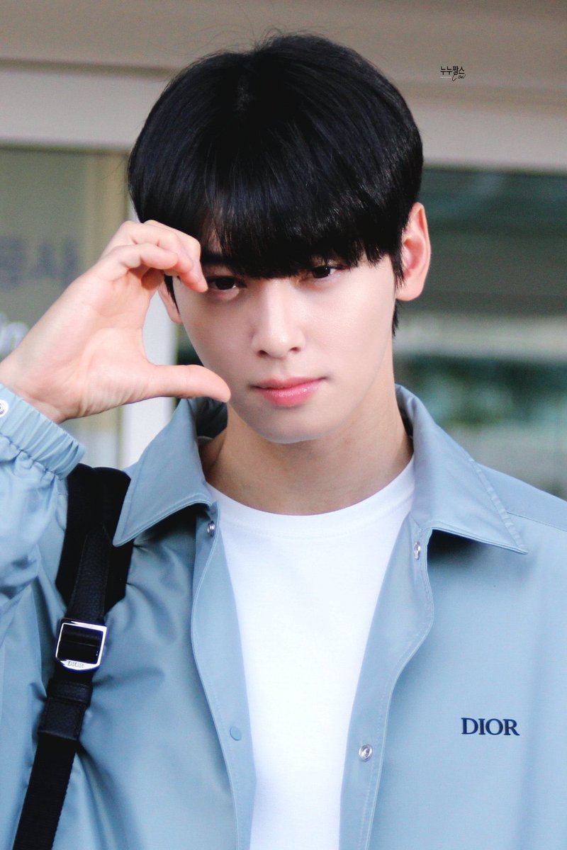 cewpics's tweet photo. Have a safe flight, eunwoo ♡ https://t.co/GhZtDxUNKt