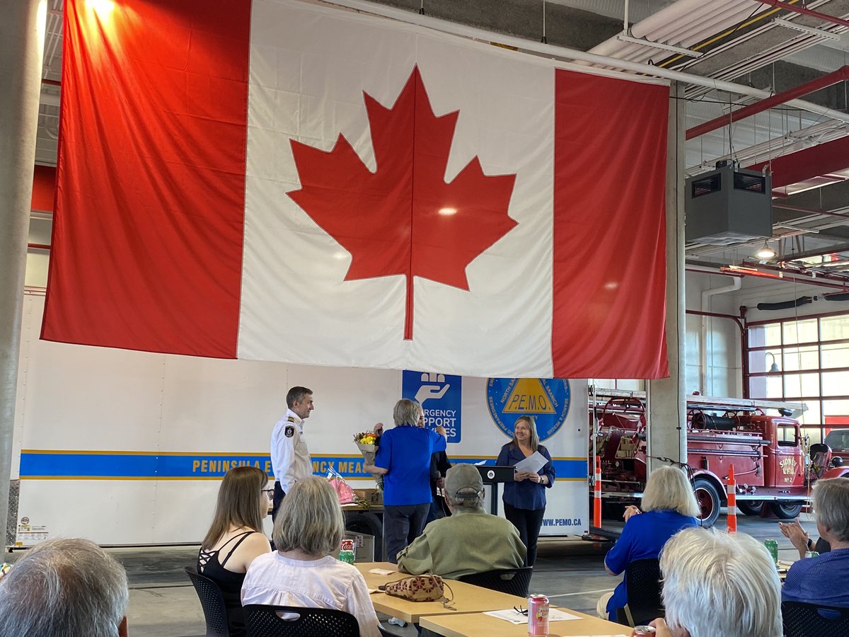 SidneyFireDept's tweet image. Tonight we were honoured to host the annual recognition dinner for our PEMO volunteers. Several long service awards were awarded tonight. THANK YOU to this dedicated group of volunteers for all you give to the Saanich Peninsula. 💐 #PeninsulaVolunteers #PEMO