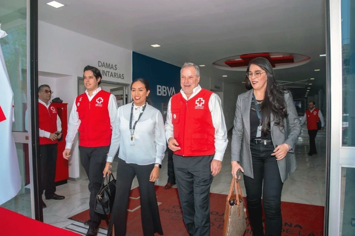 OigaEdomex's tweet photo. Firma convenio de colaboración @CruzRojaEM con aseguradora #Iké 
Información completa en: https://t.co/nOWEJuoXU9 https://t.co/M0cXBqmmvp