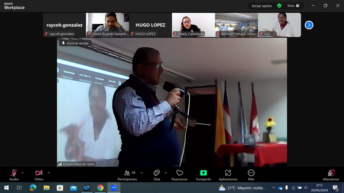 Asistiendo al merecidísimo acto de homenaje al Prof. D. Lionel Tovar, que se jubila tras 33 años de labor docente e investigadora en la <a href="/UnivalleCol/">Univ. del Valle</a>. Un ejemplo de dedicación por y para la lingüística de la lengua de señas colombiana, las comunidades sordas y el bilingüismo 🙌🥳