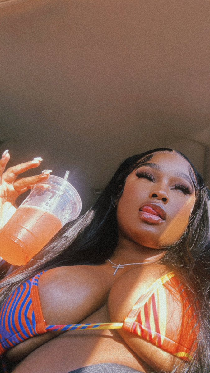 _sariahamani's tweet photo. It’s a holiday my niggas ❤️❤️❤️❤️ https://t.co/vPUNLZ86Mo