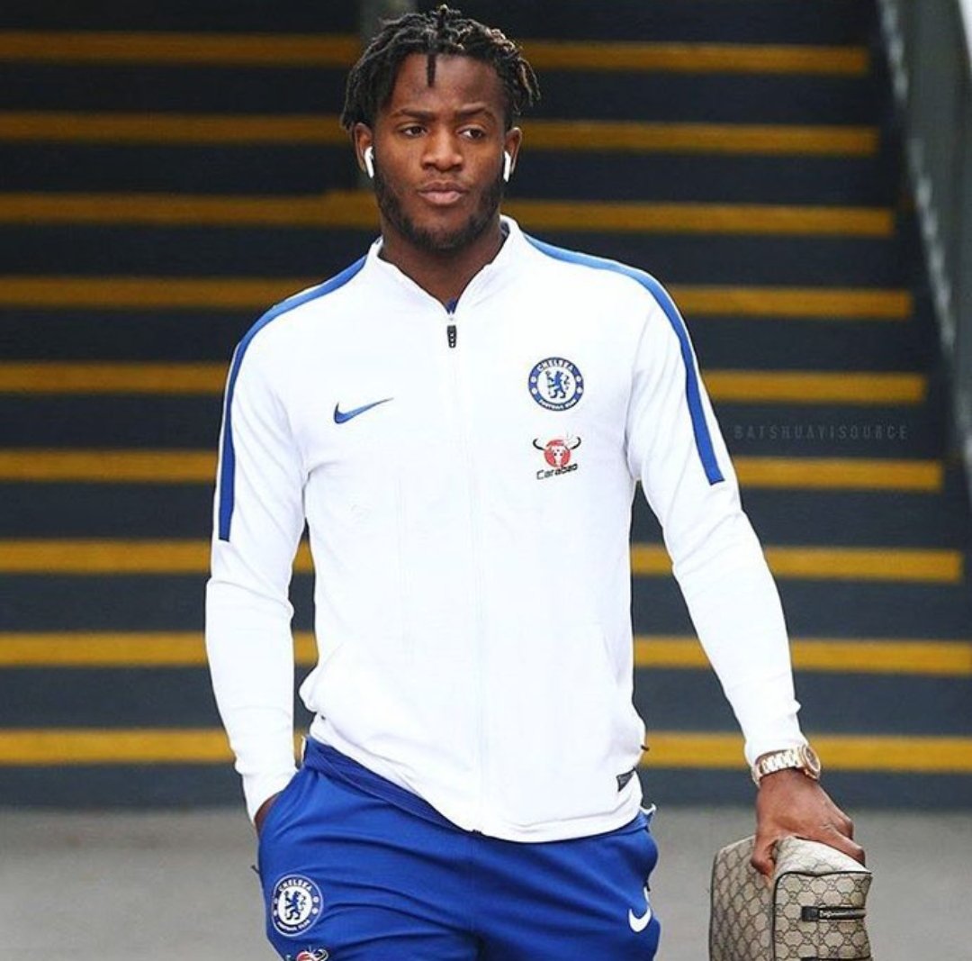 Michy Batshuayi'nin menajeri Meïssa N'diaye: "Galatasaray ile anlaştıktan sonra Fenerbahçe daha yüksek bir teklif ve görüşme talebi ile geldi bunu Michy'e ilettim ancak kendisi küçük takımlar ile ilgilenmediğini belirtti".