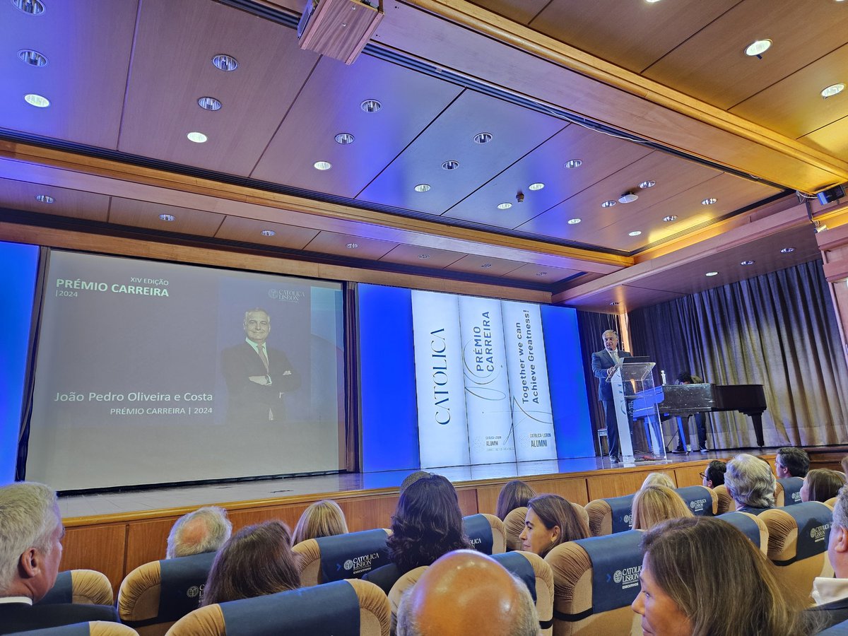 Carmypc's tweet image. Fui colega de turma do João Pedro do primeiro ao último ano da Faculdade. Uma pessoal notável, com uma sólida formação moral, corajoso, frontal e disciplinado. Um colega exemplar! Prémio de reconhecimento mais que merecido! Parabéns João Pedro Oliveira e Costa!