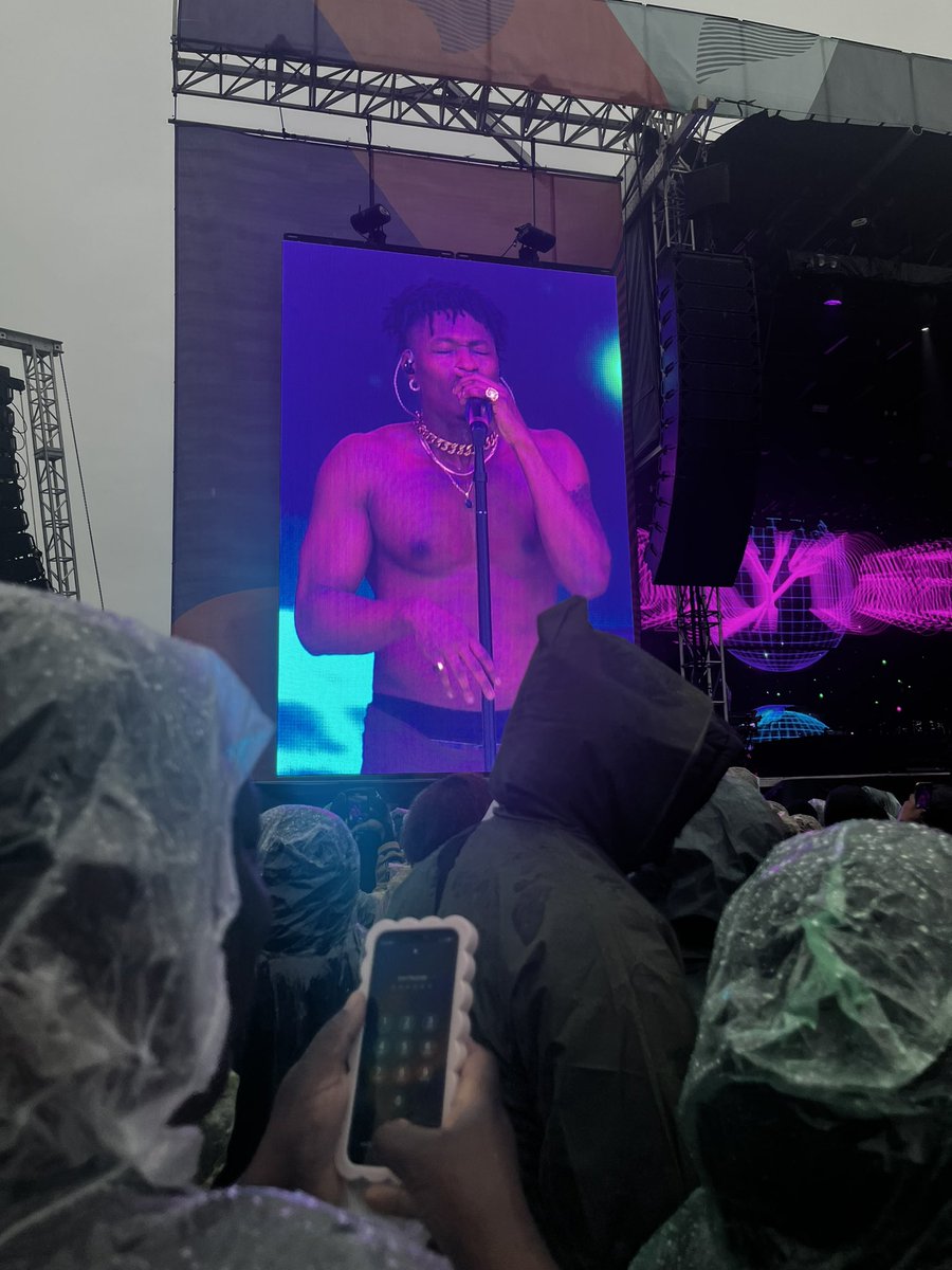 Ayn_Gnayni25's tweet photo. @LuckyDayeLegion @iamluckydaye One of my favs. Honeyland Fest….in the ☔️ #Algorithmalbum #LuckyDaye https://t.co/krbFeKD1CO