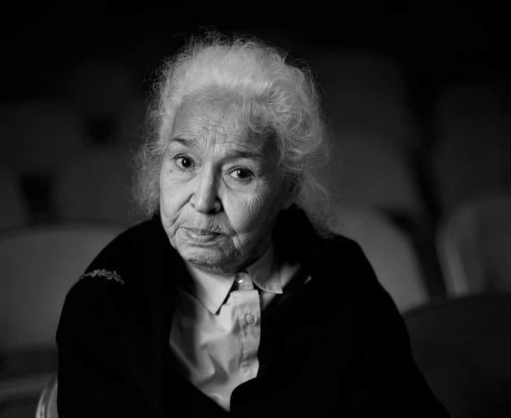 قرأت في المدرسة عبارات التفرقة "سعاد تكنس وأحمد يقرأ زينب تطبخ وسعد يكتب ".
 كافحت بعدها لأتحرر من عبودية الكنس و الطبخ و أنتزع حق القراءة و الكتابة.