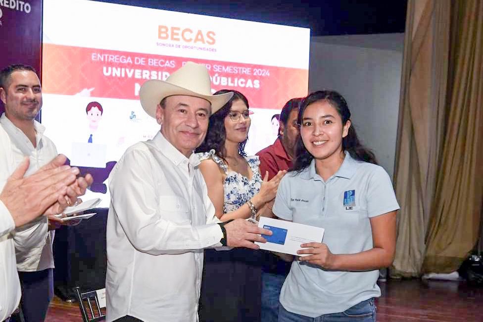 Hoy acompañé a más de 4 mil jóvenes universitarios de #Navojoa para entregarles la Beca "Sonora de Oportunidades" para que continúen con sus estudios sin limitaciones económicas.

El Gobierno del Estado seguirá siendo el más grande aliado de quienes buscan acceder a mejores