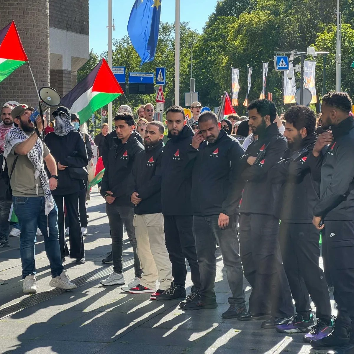 Genocide plegers bij de tweede kamer in Den Haag

Meer info over “Protest Alliance Watch” (P.A.W.) of aanmelden? mrwn.nl/paw

#Amsterdam #rotterdam #denhaag #Rotterdam