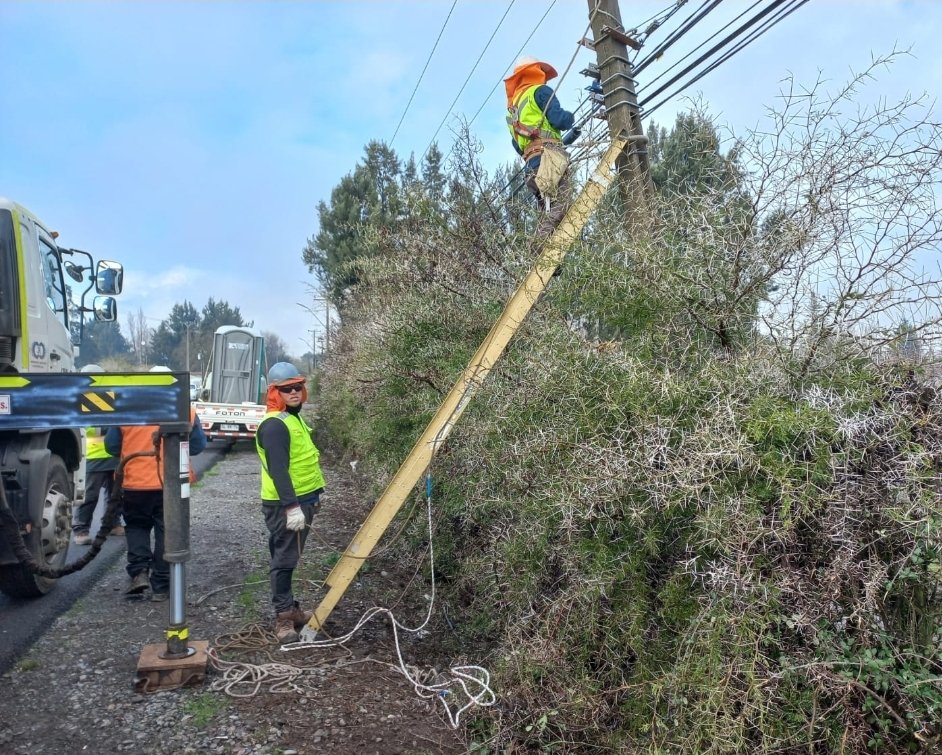 radiocondell's tweet photo. Cooperativa Eléctrica Curicó informa que se mantiene activo plan de contingencia con personal y unidades desplegados en terreno, además de monitoreo constante para atender efectos de sistema frontal en suministro eléctrico de sus usuarios. Se recuerda, disponible fono 800600111. https://t.co/eUOzandd3n