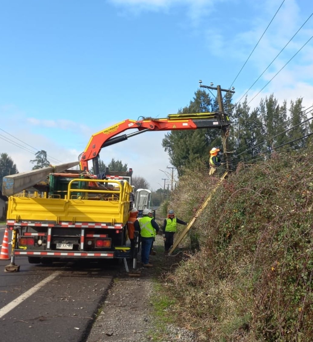 radiocondell's tweet photo. Cooperativa Eléctrica Curicó informa que se mantiene activo plan de contingencia con personal y unidades desplegados en terreno, además de monitoreo constante para atender efectos de sistema frontal en suministro eléctrico de sus usuarios. Se recuerda, disponible fono 800600111. https://t.co/eUOzandd3n