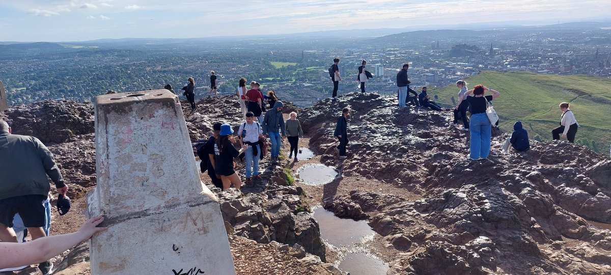 krafty148's tweet photo. The busiest hill I've ever been on. It was a warm night 19-20 up top with a bit of a breeze. Nice views into #hollyroodpalace

#trigpoint #trigpointinguk #trigpointbagging #visitscotland #sunnyscotland #hollyroodpark #hollyrood https://t.co/hqpPfFu5o5