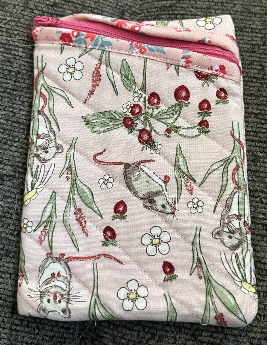 SusieKline's tweet photo. #sewed a diagonal zipper pouch today on my regular machine. Ignore the fact that I made it upside down!😳 https://t.co/7Svh6oh1tL