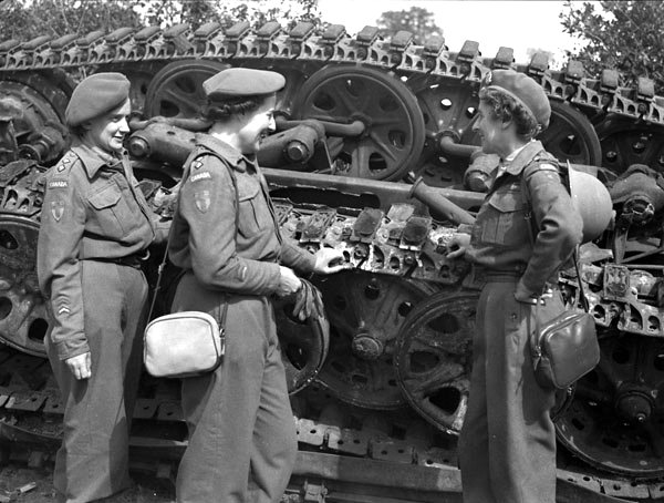 WomenAtWar2's tweet photo. @JunoBeachCentre Molly described one exhausting 72 hour shift in the operating room (in a tent) while bombs exploded around them.
#DDay80 #armynurse #RCAMS #CanadianHistory #militaryhistory #militarywomen #WW2 #womenshistory @CanadianArmy @RCAF_ARC (Images from Library & Archives Canada) https://t.co/tiXbLzKSdT