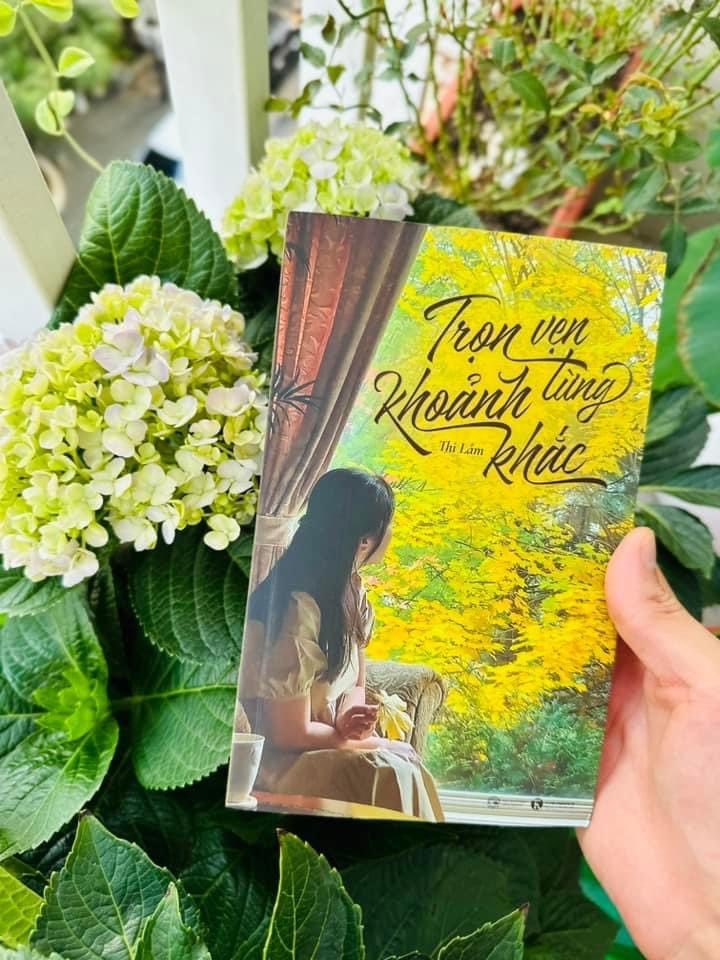 dangmylinhit's tweet photo. Cầm trên tay cuốn sách “Trọn vẹn từng khoảnh khắc” của nữ tác giả Thi Lam bạn sẽ được trải nghiệm những điều thú vị gì? 

✍️✍️✍️ Đọc thêm: https://t.co/EhoyGRjNUb
•••••••••••

#trọn_vẹn_từng_khoảnh_khắc #Thái_Hà_Book #Thi_Lâm https://t.co/yMR8v5QJxt