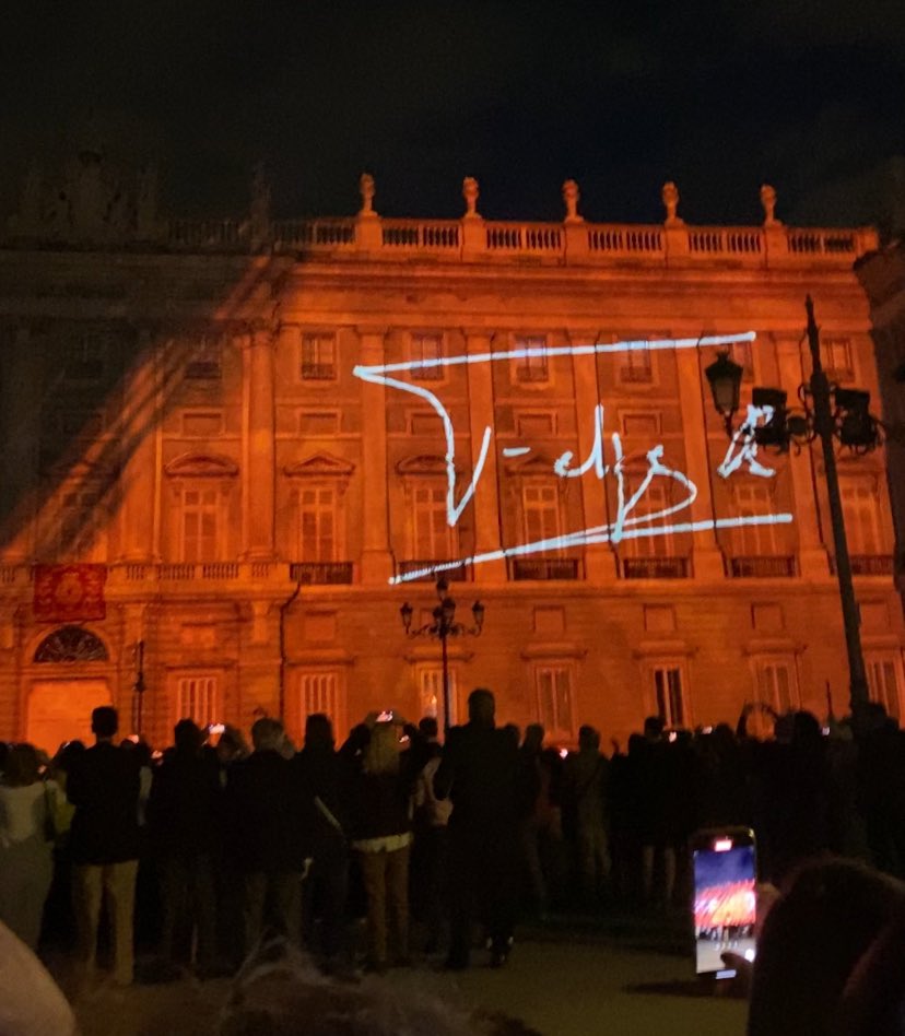 driecel's tweet photo. Terminar la celebración del 10 aniversario de la proclamación del rey Felipe VI con esta fantasía de videomapping en el Palacio Real, ha sido todo un acierto. Felicidades, Majestad 👑 https://t.co/CadUVLCnmG