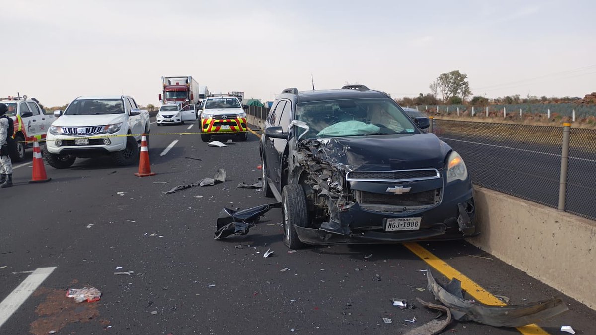 PCJalisco's tweet photo. #AlMomento atendemos en coordinación con Bomberos de Tepatitlán y Jalostotitlán, choque múltiple de varios autos particulares y un trailer, esto sobre el km 60 de la autopista Valle de Guadalupe- Tepatitlán, este accidente deja como saldo 4 personas fallecidas y 6 mas lesionadas. https://t.co/0wPy7X8qZn