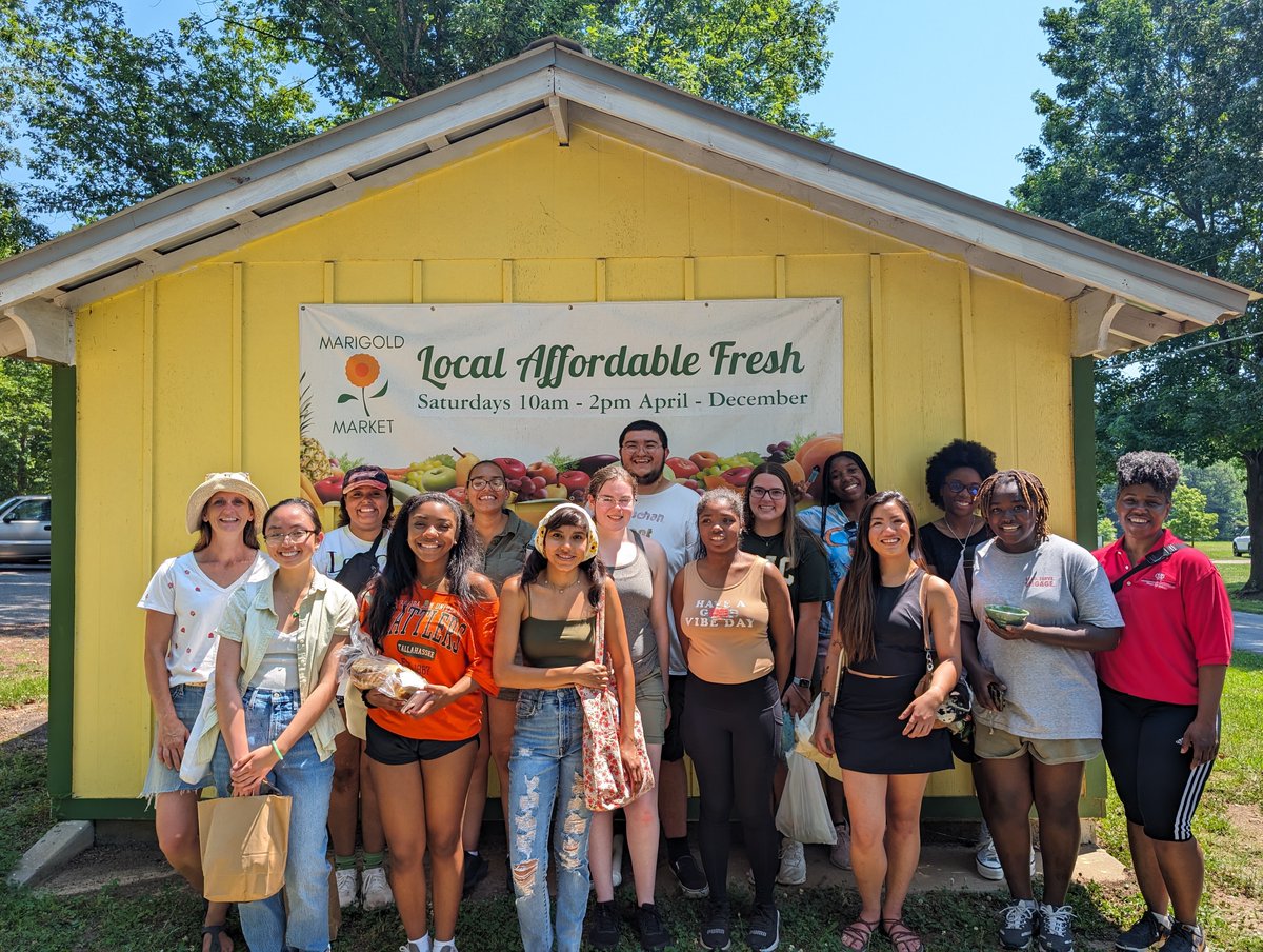 TsaiLabUGA's tweet photo. service learning field trip of our REEU interns this past weekend at the Marigold farmers' market. #REEU @marintalbrew @PlantCenterUGA @USDA_NIFA https://t.co/RS7yYpLGuY