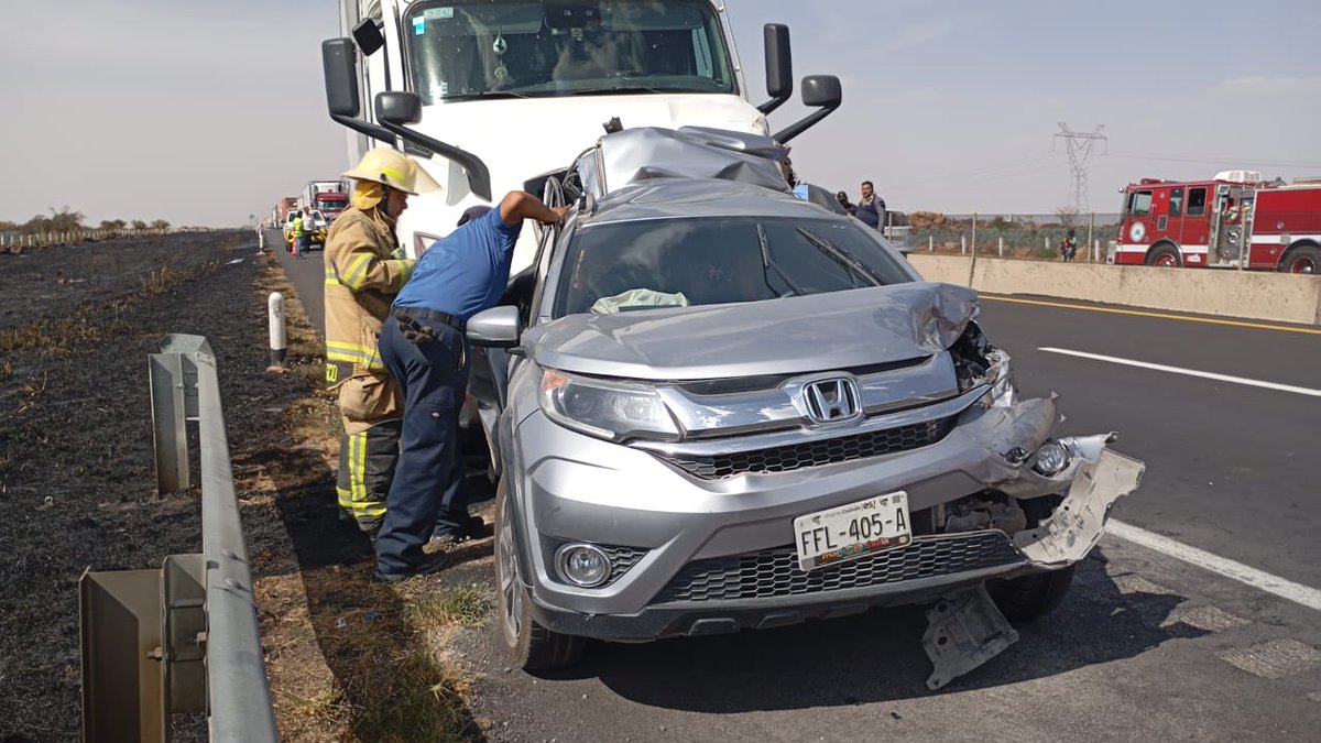 PCJalisco's tweet photo. #AlMomento atendemos en coordinación con Bomberos de Tepatitlán y Jalostotitlán, choque múltiple de varios autos particulares y un trailer, esto sobre el km 60 de la autopista Valle de Guadalupe- Tepatitlán, este accidente deja como saldo 4 personas fallecidas y 6 mas lesionadas. https://t.co/0wPy7X8qZn