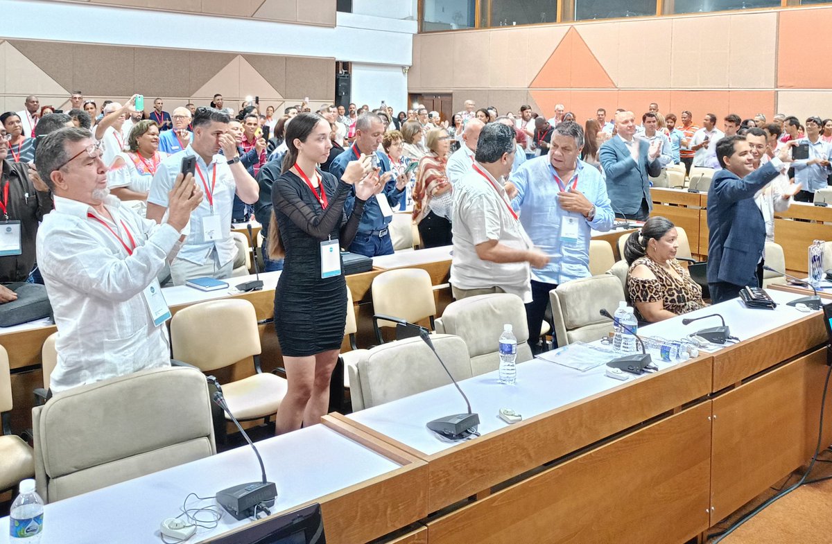 GHNordelo5's tweet photo. Los #CDRCuba y #CDRHabana recibimos el reconocimiento "Recuperador de Valores", otorgado por los trabajadores de #GER, en el XVI Congreso Internacional de Reciclaje, que se efectuó en el marco de #CubaIndustria2024 #Cuba #MiBarrioRecicla https://t.co/SDLKxItbeY