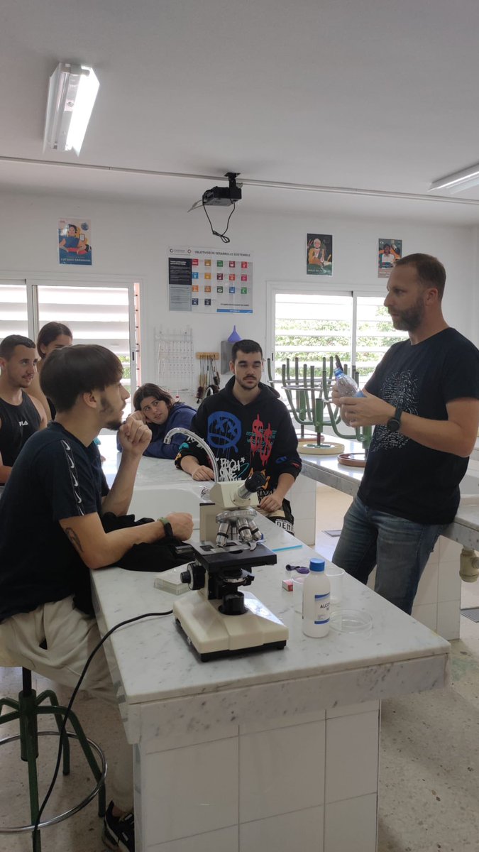 IESLomoH's tweet photo. El #alumnado del #AulaEnclave y #PFPA se pasaron por uno de los laboratorios para realizar experiencias basadas en la #físicaaplicada.
@EducacionCan @educaciongob @Ayun_Telde @GranCanariaJven @de_fyq https://t.co/HSo9trzAIM