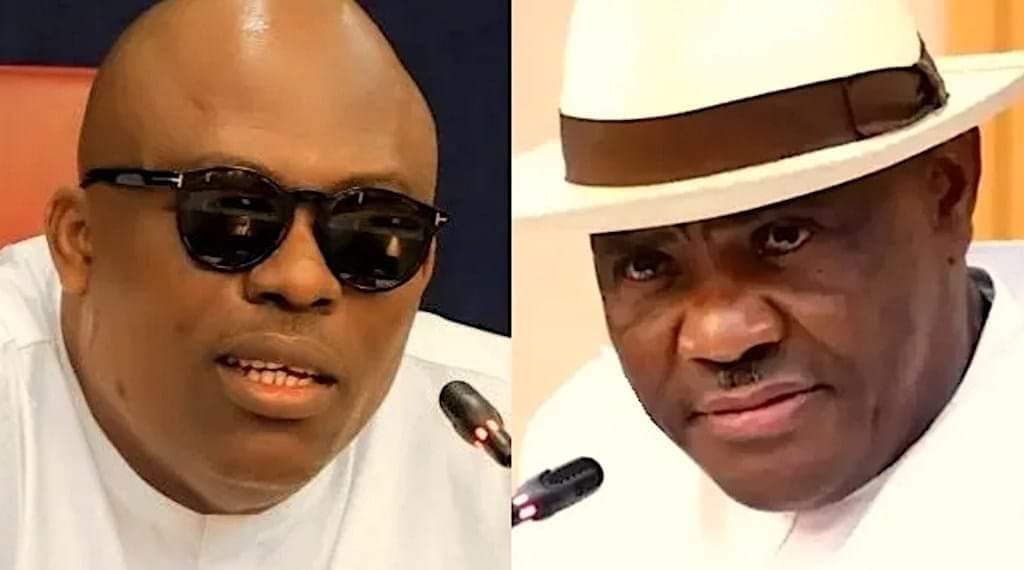 The music  DJ Fubara is playing for Wike is too difficult for Wike to dance 😲😮! Even his gangsters couldn't dance. Fubara is a silent DJ mixing soukus, afrobeat, and old school altogether🤣😂😁.  
DJ Fubara is a bad boy in town 😲😮!
#Kaesamngbor