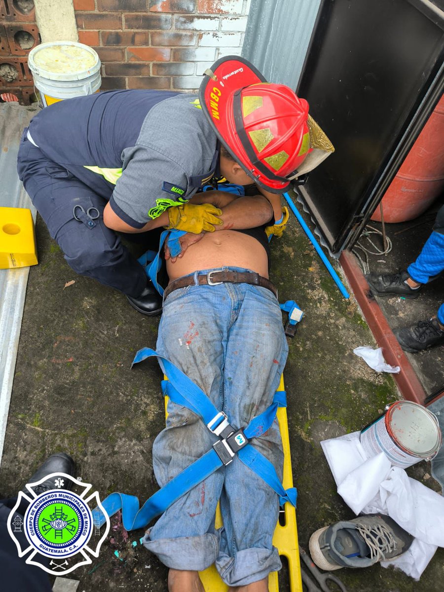 BomberosM_Mixco's tweet photo. #INFORMACION2024 |
#BOMBEROSMUNIMIXCO
#ELECTRIZADO
Seccion S Lote 1 El Milagro zona 6 de Mixco
Masculino de 49 años quien cambiaba laminas en 3er nivel, recibe descarga electrica al topar cables de alta tension. Los @BomberosM_Mixco le asisten y trasladan https://t.co/EtkKLObPZU
