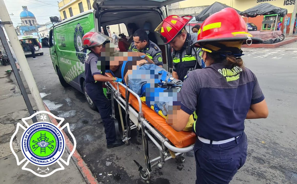 BomberosM_Mixco's tweet photo. #INFORMACION2024 |
#BOMBEROSMUNIMIXCO
#ELECTRIZADO
Seccion S Lote 1 El Milagro zona 6 de Mixco
Masculino de 49 años quien cambiaba laminas en 3er nivel, recibe descarga electrica al topar cables de alta tension. Los @BomberosM_Mixco le asisten y trasladan https://t.co/EtkKLObPZU