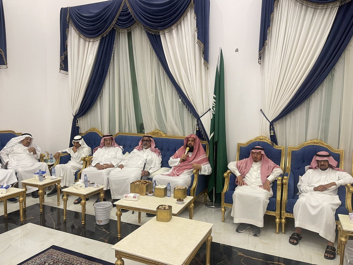 Alsultansafrrat's tweet photo. بحضور عدد من الوجهاء وأصحاب المعالي والسعادة وأبناء العمومة والأصدقاء أقام مساء الأمس الاربعاء رجل الأعمال محمد بن عبدالعزيز السلطان وأولاده حفل عشاء في مجلسة بـ #الصفرات بمناسبة عيد الاضحى المبارك.

(اللهم تقبل من الجميع الدعاء وصالح الاعمال 
وجعل الله هذا بلدا آمنا مطمئنا)
🇸🇦 https://t.co/SLLiEktouQ