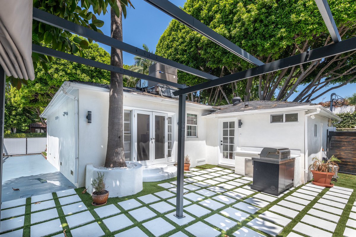 RogerPerryLA's tweet image. JUST REDUCED! 

738 Huntley Dr

Now at @ $1,925,000

3 Beds -3 Baths -1,118 Sqft

Prime West Hollywood Bungalow. In between Melrose and Santa Monica Blvd is this rare 3 bed/3ba home with cozy outdoor space. Fully gated (automatic) and secure, corner lot!