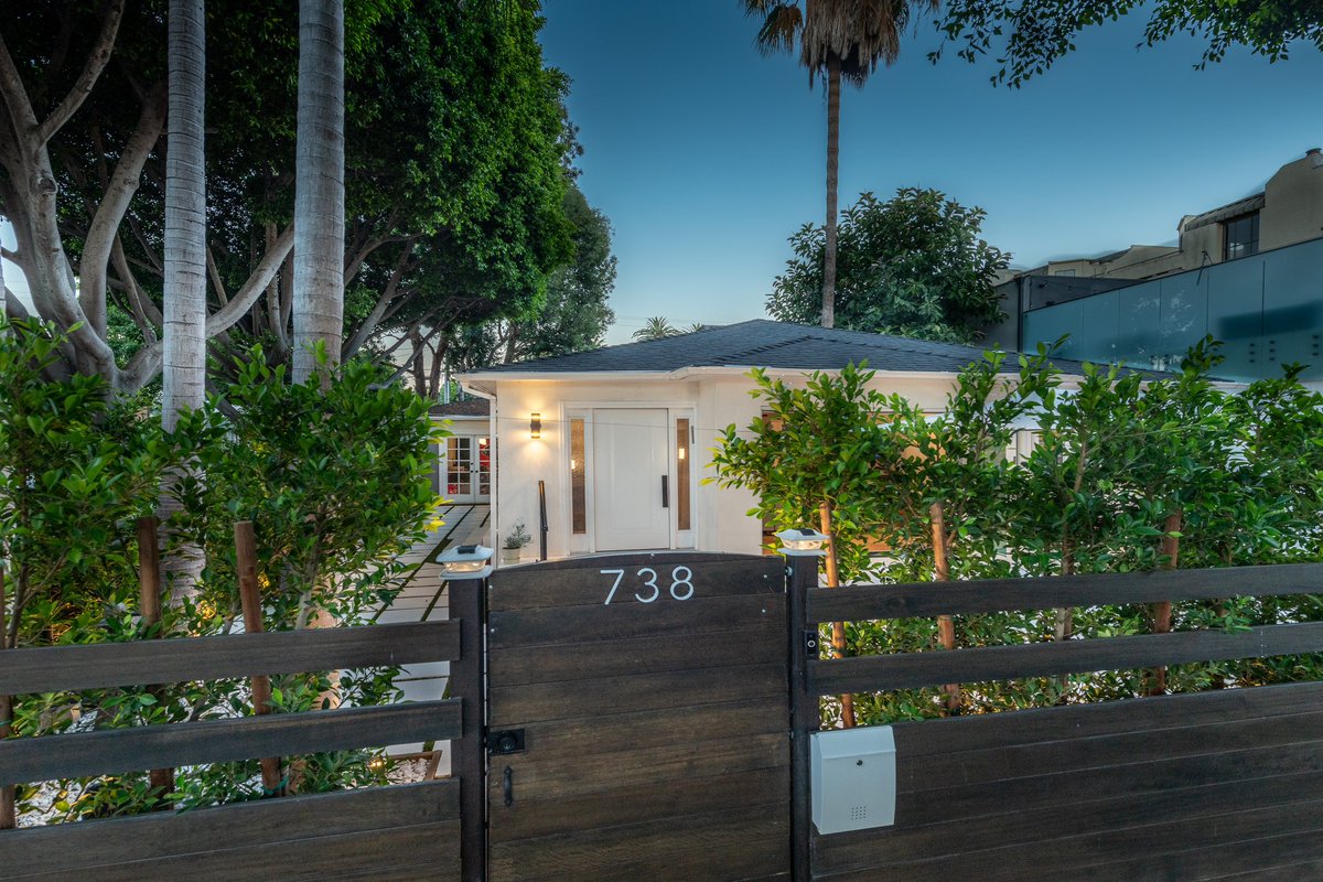 RogerPerryLA's tweet image. JUST REDUCED! 

738 Huntley Dr

Now at @ $1,925,000

3 Beds -3 Baths -1,118 Sqft

Prime West Hollywood Bungalow. In between Melrose and Santa Monica Blvd is this rare 3 bed/3ba home with cozy outdoor space. Fully gated (automatic) and secure, corner lot!