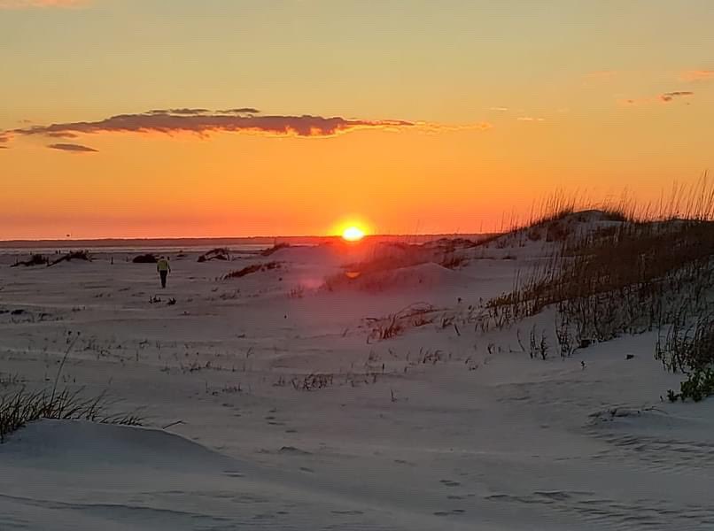 PumpTheJuice's tweet photo. @ECUJungle What I liked about living on @townemeraldisle was/is you can see sunrises 🌅 and sunsets 🌅 from same local!
#runToDaylight https://t.co/iGJSmlZ2se