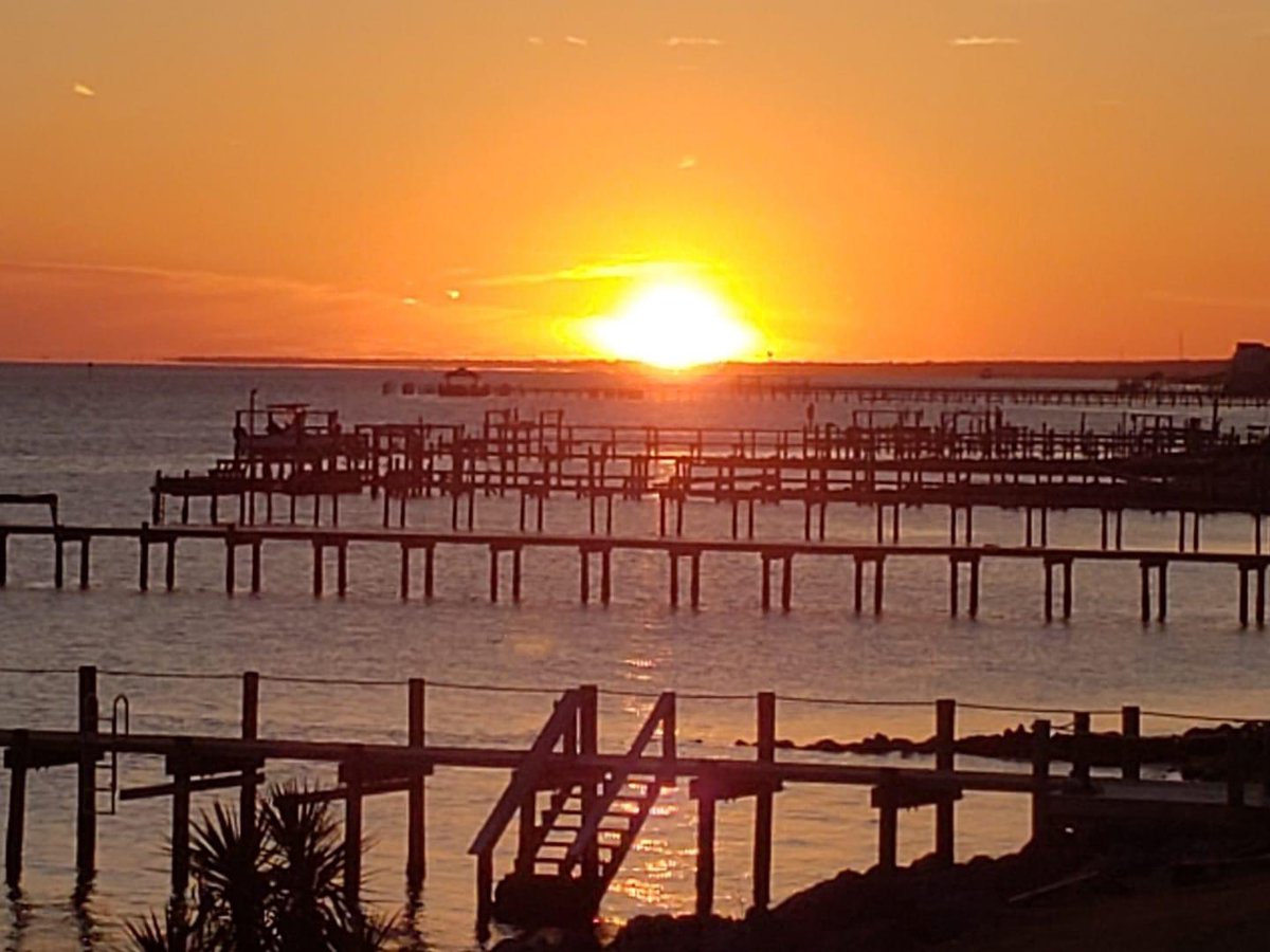 PumpTheJuice's tweet photo. @ECUJungle What I liked about living on @townemeraldisle was/is you can see sunrises 🌅 and sunsets 🌅 from same local!
#runToDaylight https://t.co/iGJSmlZ2se