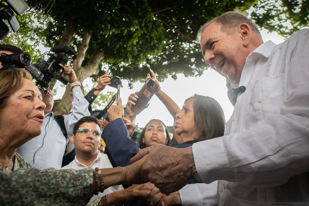 Miranda también votará con determinación este 28 de julio. Escuchamos las inquietudes y propuestas de los hatillanos, reafirmando el compromiso de todos con la reconstrucción de nuestra democracia y nuestra economía. 
Unidos #VamosAGanar.