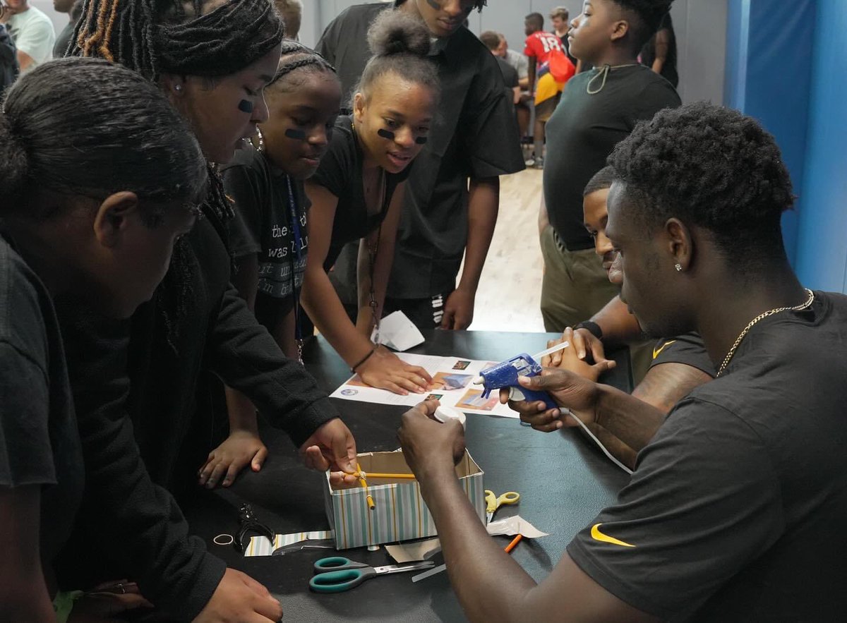 BestoftheBatch's tweet image. Thank you to the @steelers for helping our campers build catapults for STEAM Week! The campers were so excited to meet the 2024 Steelers rookies! The Steelers Bandits won the catapult challenge!

#CampBatch #Bootcamp #SummerCamp #BestoftheBatch #Clubhouse #WeReady
