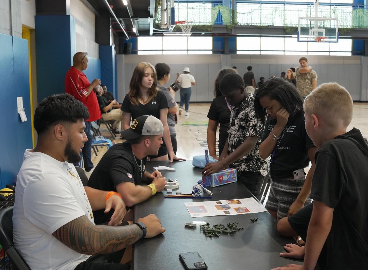 BestoftheBatch's tweet image. Thank you to the @steelers for helping our campers build catapults for STEAM Week! The campers were so excited to meet the 2024 Steelers rookies! The Steelers Bandits won the catapult challenge!

#CampBatch #Bootcamp #SummerCamp #BestoftheBatch #Clubhouse #WeReady