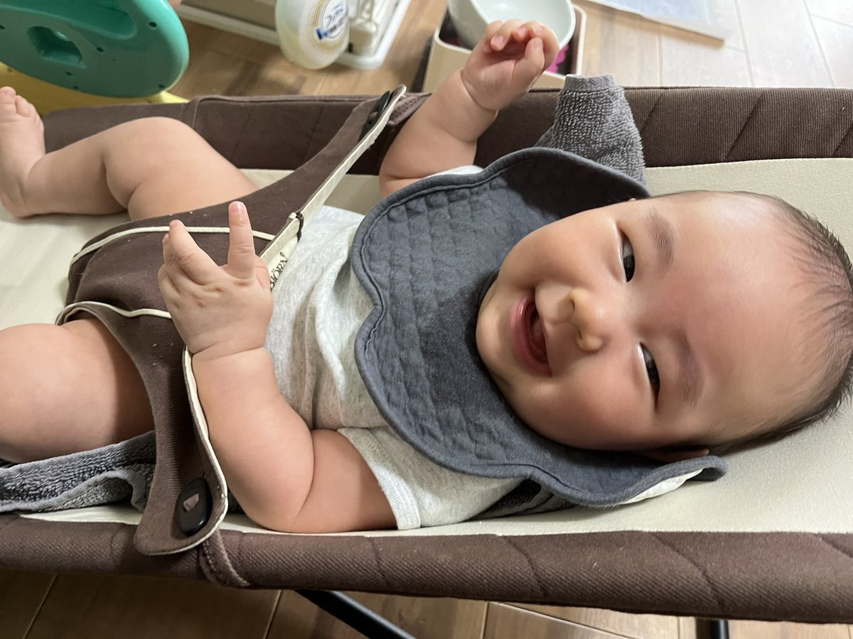 お久しぶりです！ぶぅちゃんも三男も元気にやってます🙌

暑くてクッションから顔を出すの毎年やってるけど、クッションの方が冷たくて気持ちいいでしょ😂笑
三男にはバウンサー買ってあげました✌️
ニコニコで座ってます😊首も座って抱っこが楽になってきました🙌